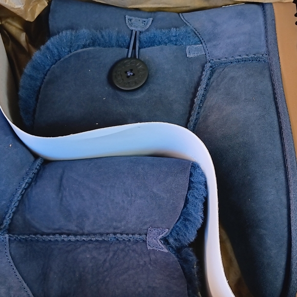 UGG w Bailey Button Navy - Picture 6 of 13